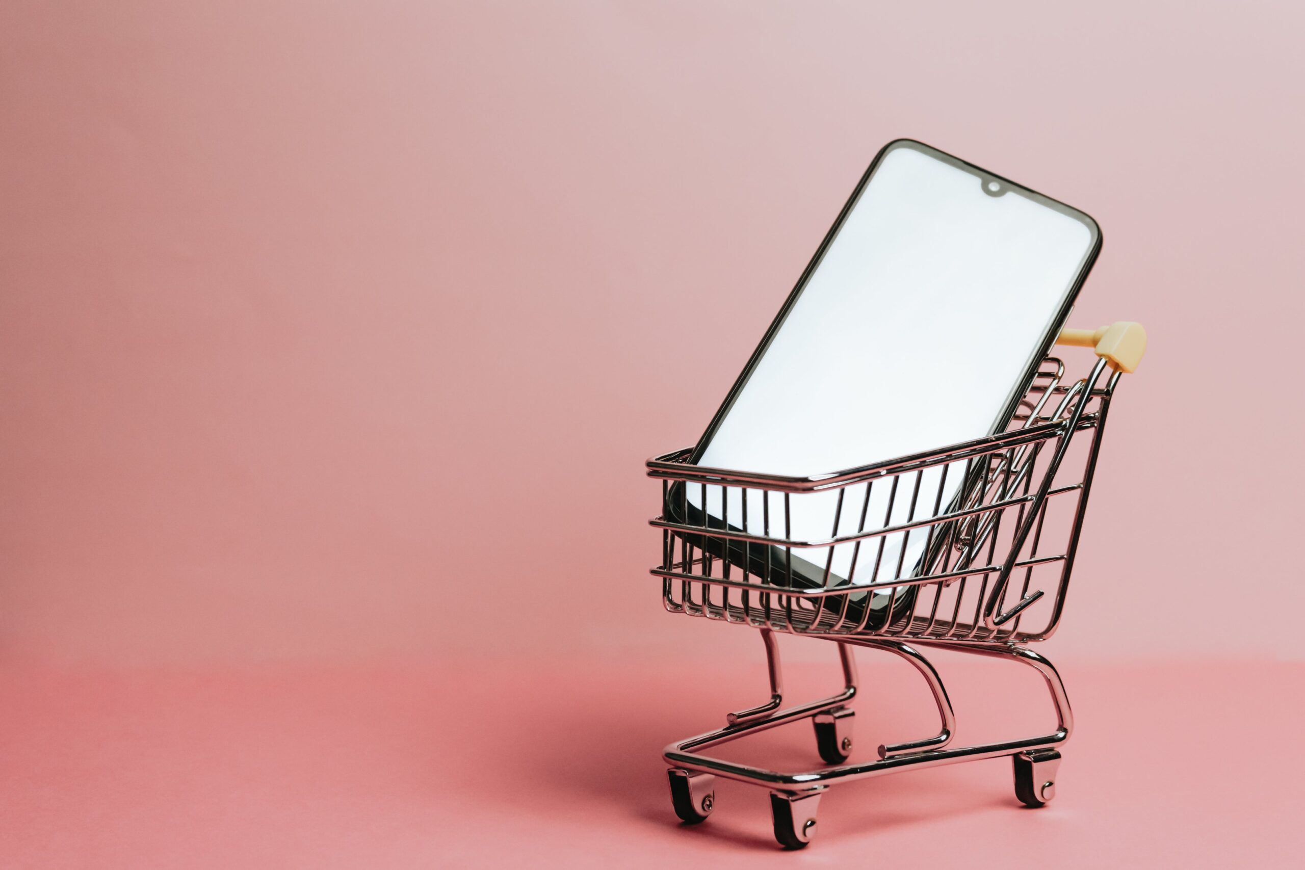 chargeback management for ecommerce image of cell phone in shopping cart